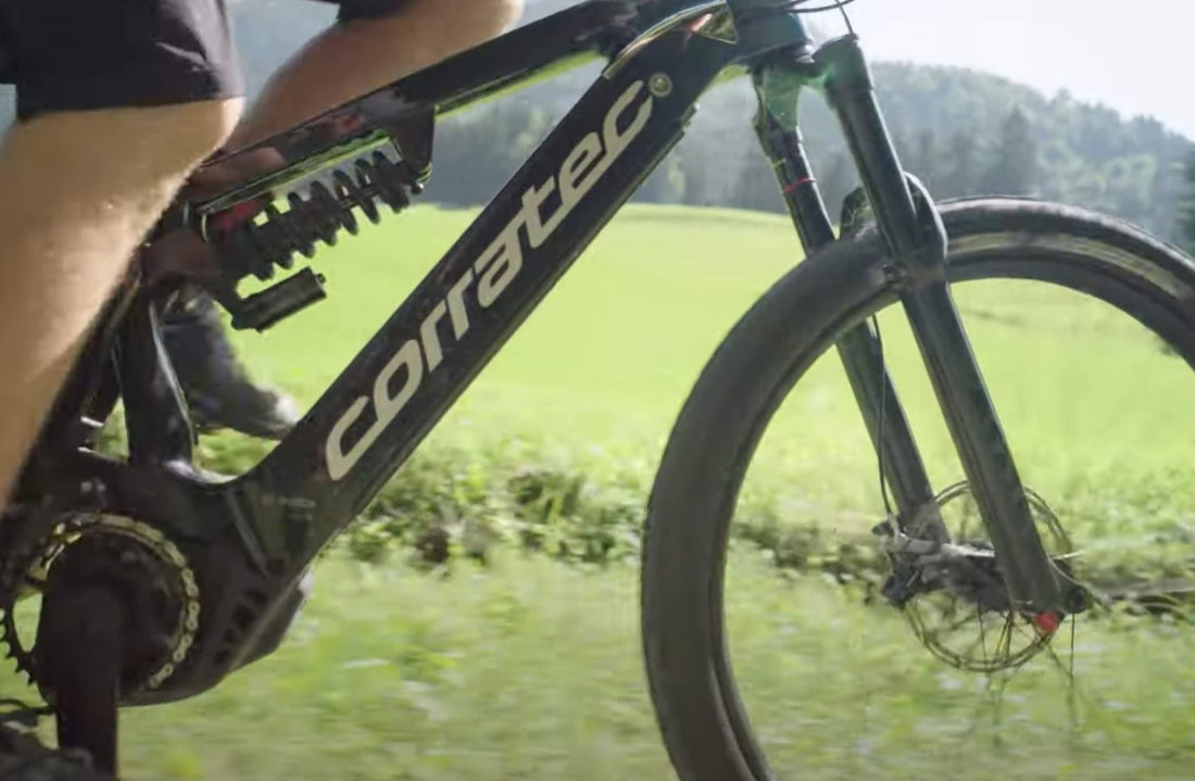 Corratec Bike in Action auf grüner Wiese